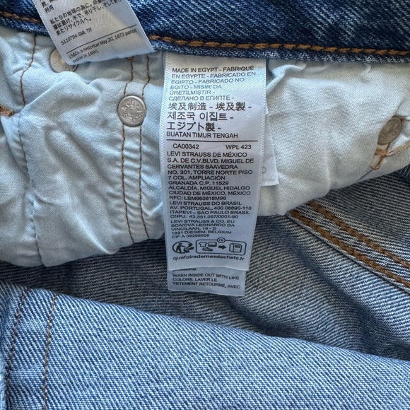 NWOT Women's Levi's 501 Classic Blue Distressed Denim Shorts Jeans Size 30 - Picture 7 of 7